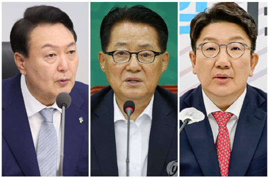 (왼쪽부터) 윤석열 대통령, 박지원 전 국가정보원장, 권성동 국민의힘 원내대표. <연합뉴스>